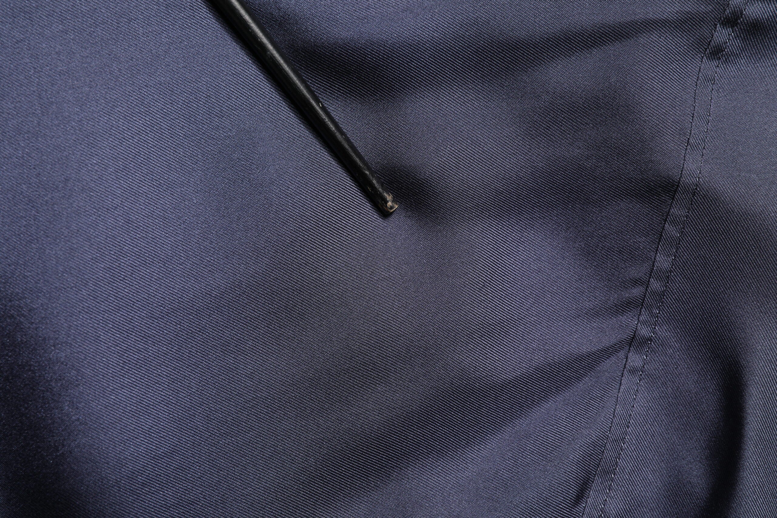 Chemise en soie bleu foncé à double boutonnage de Dolce & Gabbana, détail élégant et tissu luxueux visible sur l'image.