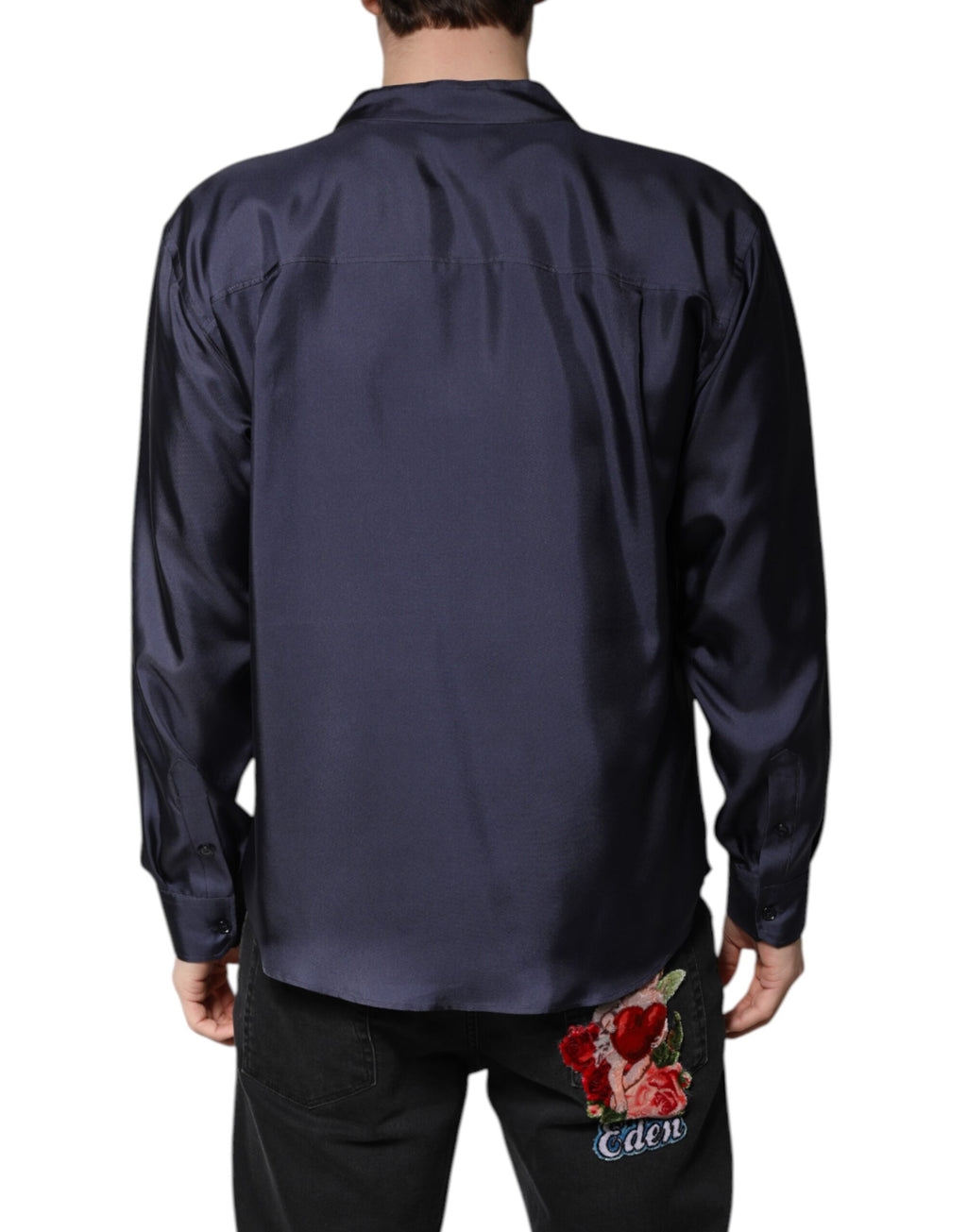 Chemise en soie bleu foncé à double boutonnage de Dolce & Gabbana, détail élégant et tissu luxueux visible sur l'image.