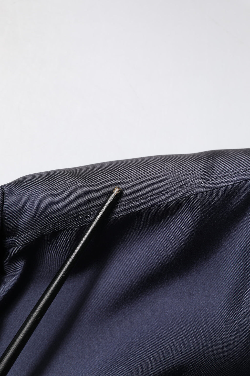 Chemise en soie bleue foncée à double boutonnage Dolce & Gabbana, vue de face sur mannequin.