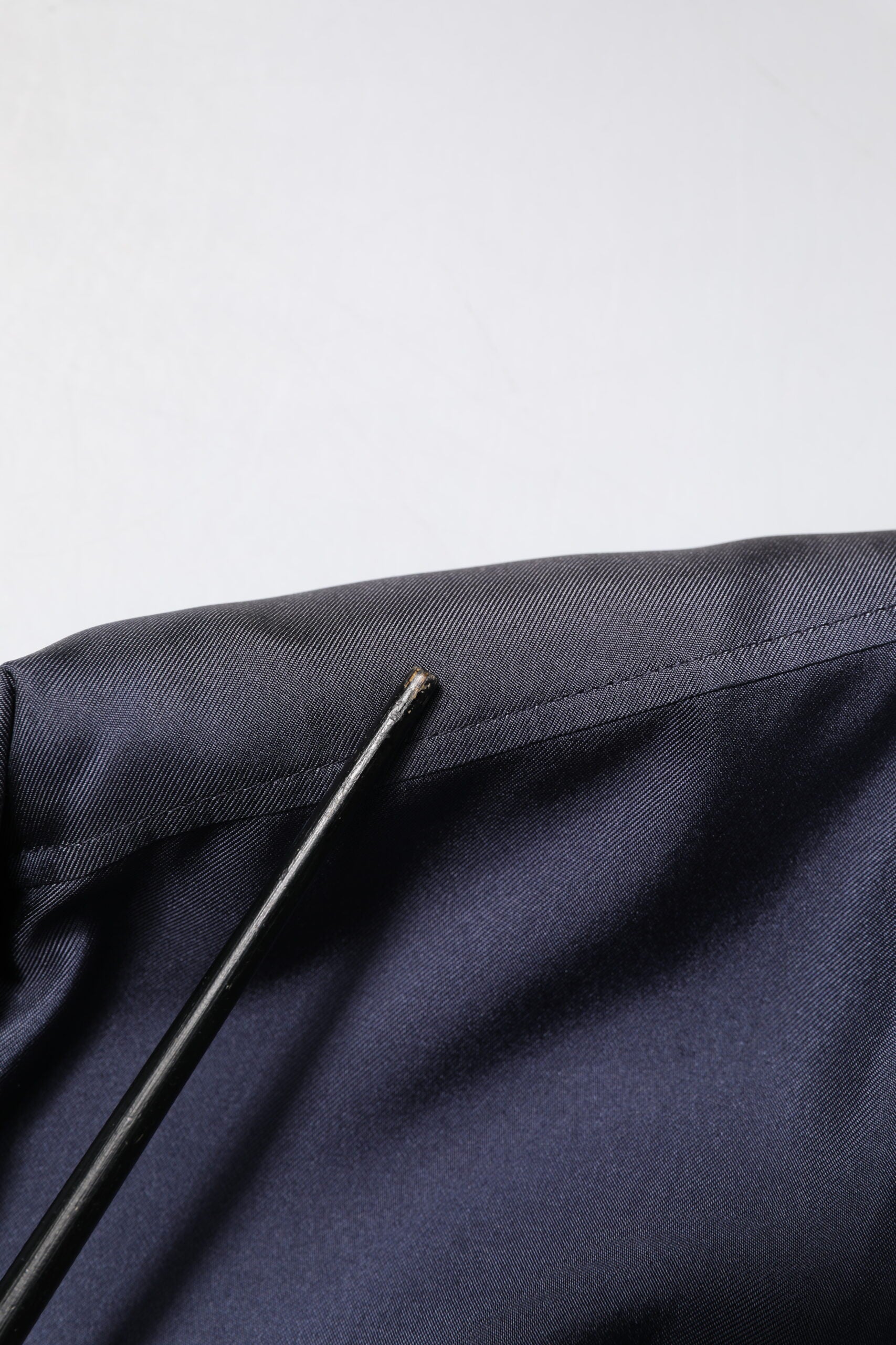 Chemise en soie bleue foncée à double boutonnage Dolce & Gabbana, vue de face sur mannequin.
