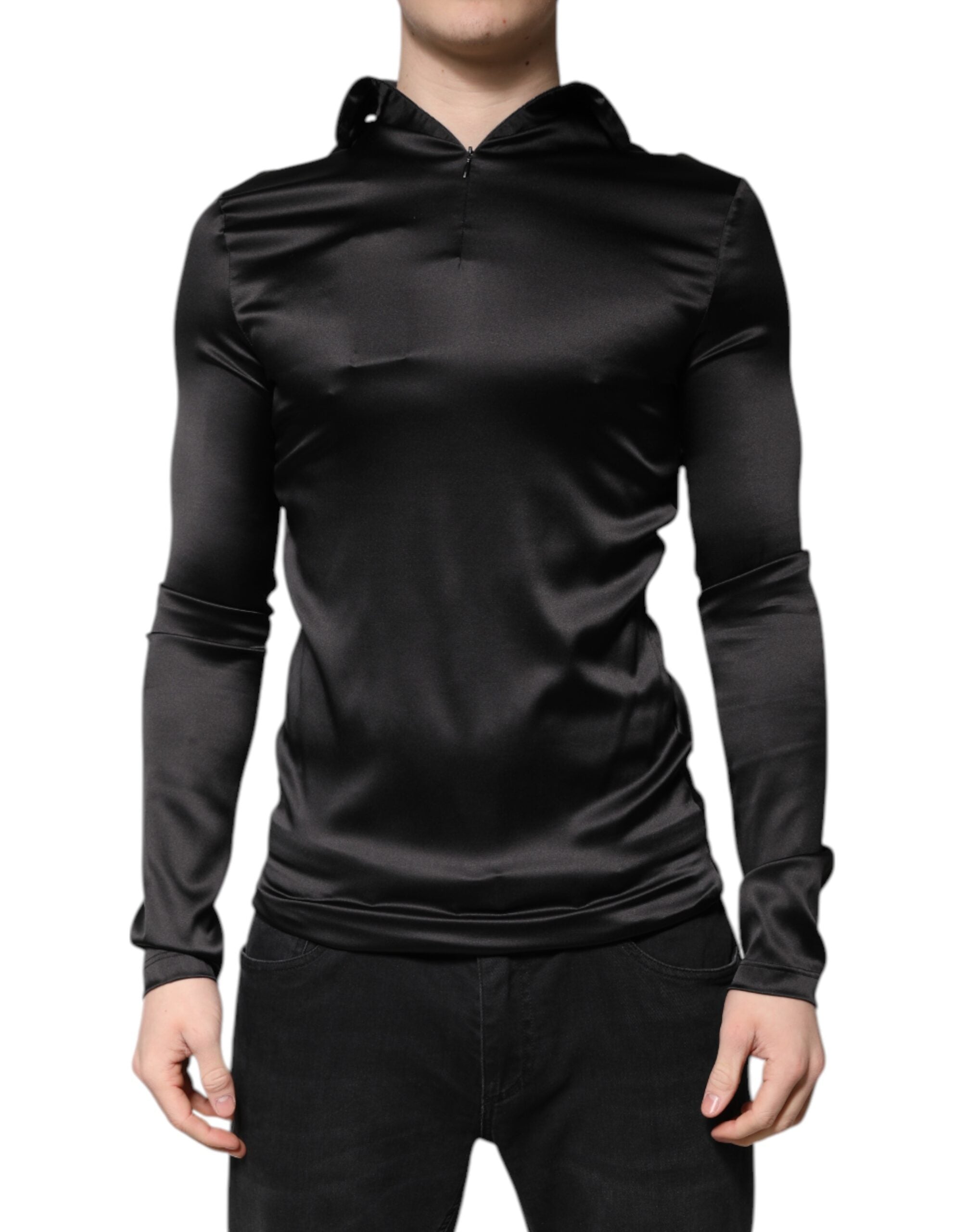 Pull homme Dolce & Gabbana en soie noire à col roulé, détail élégant et tissu lisse visible sur l'image.