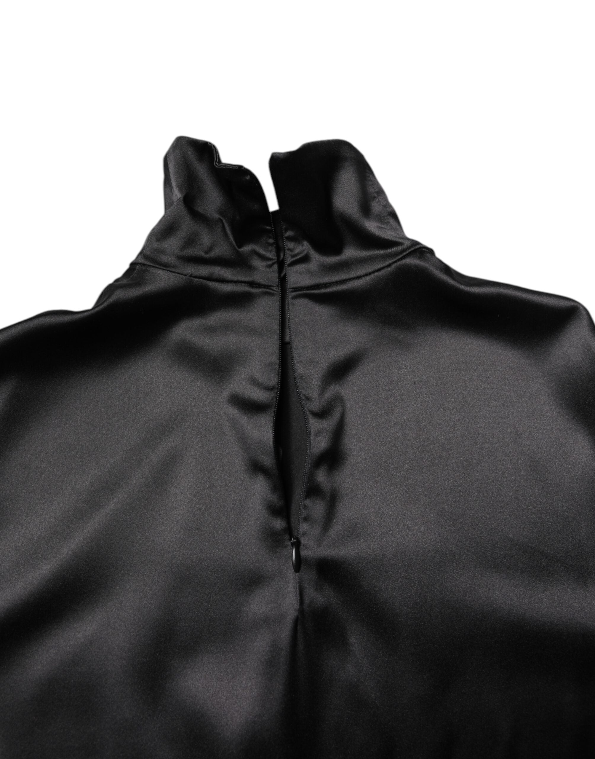 Pull en soie noir Dolce & Gabbana pour homme, col roulé élégant et ajusté, parfait pour une tenue sophistiquée.