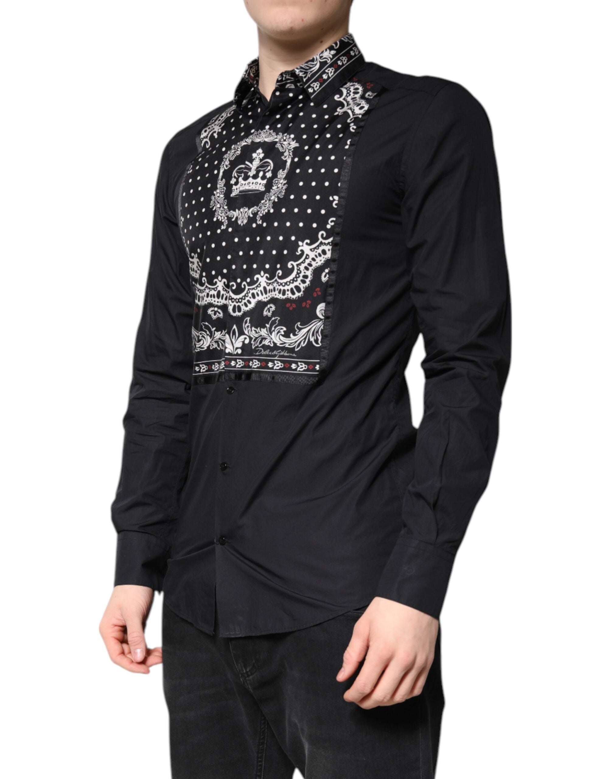 Chemise formelle Dolce & Gabbana noire et blanche avec bandana doré visible sur cette image.