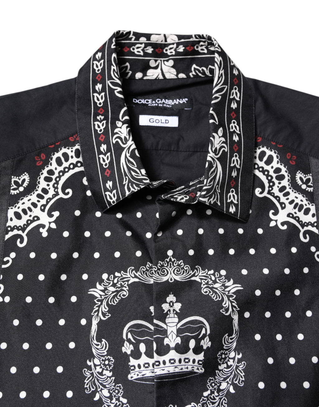 Chemise formelle Dolce & Gabbana à motifs noir et blanc avec bandana doré, style élégant et sophistiqué.