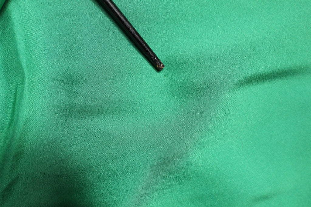 Chemise longue en soie satin vert Dolce & Gabbana avec manches longues, style décontracté et élégance sophistiquée.