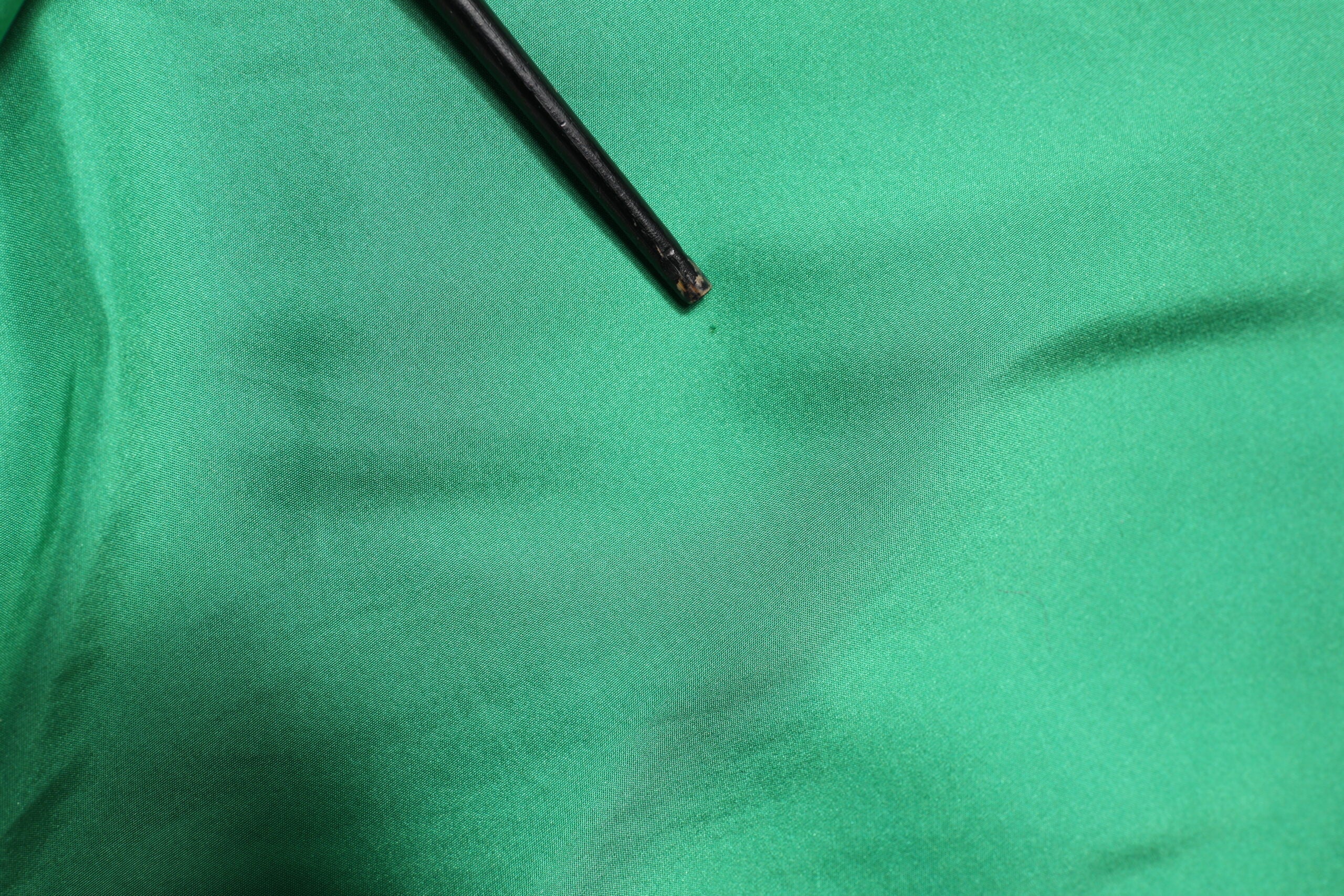 Chemise longue en soie satin vert Dolce & Gabbana avec manches longues, style décontracté et élégance sophistiquée.