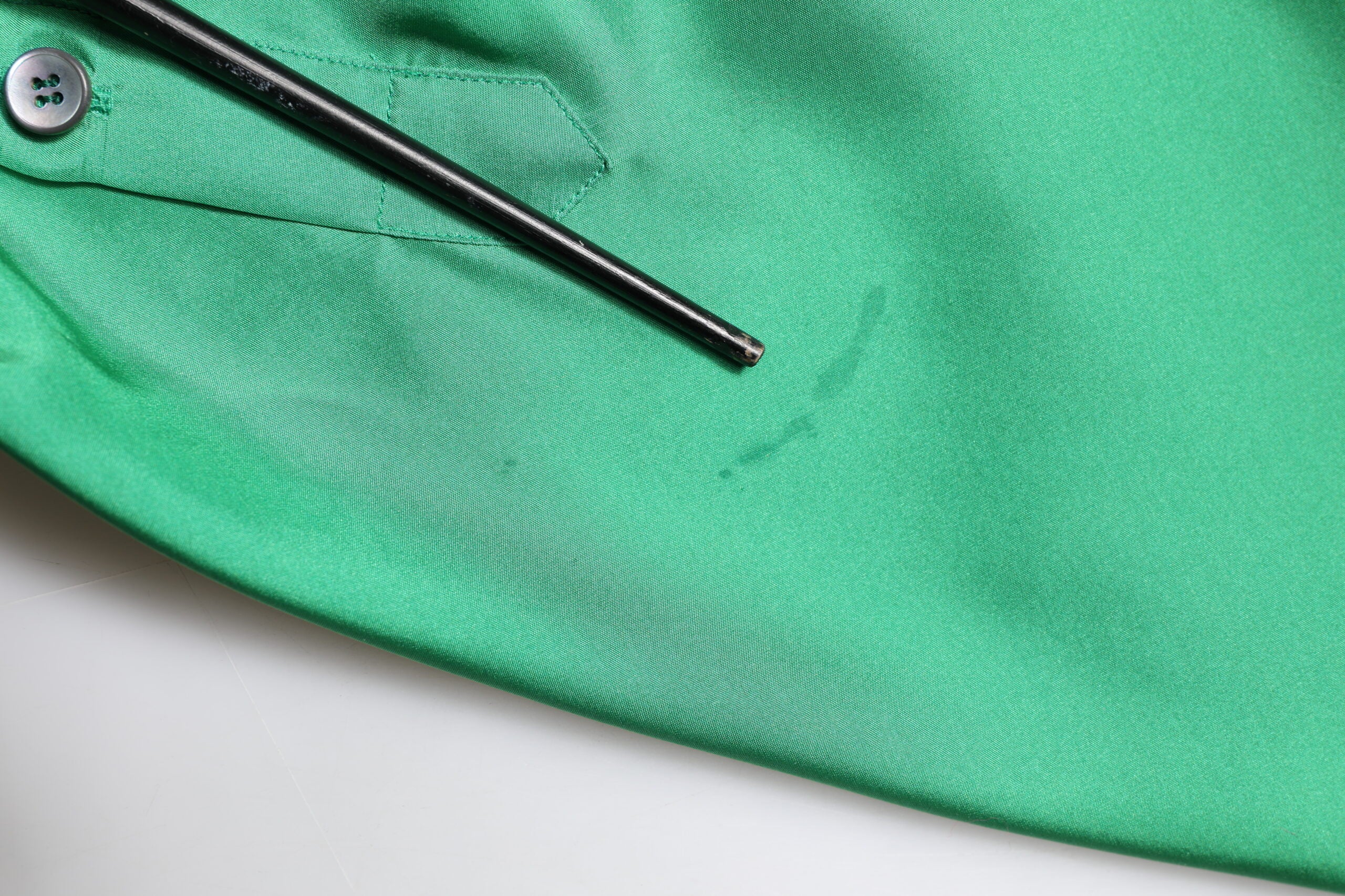 Chemise longue en soie satin verte de Dolce & Gabbana avec manches longues et style décontracté, vue de face.