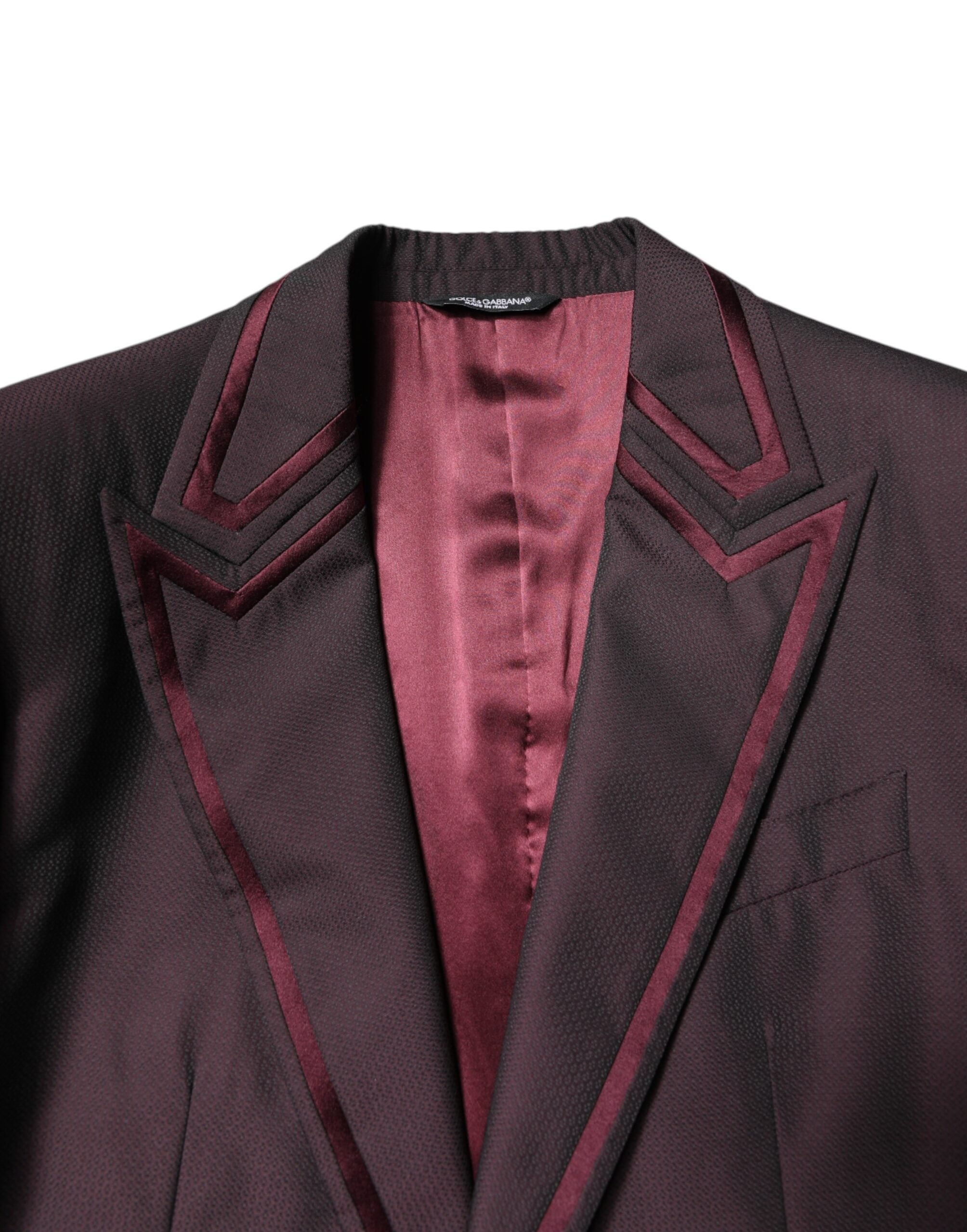 Costume formel deux pièces rouge marron Dolce & Gabbana avec veste croisée simple et pantalon assorti, élégance classique.