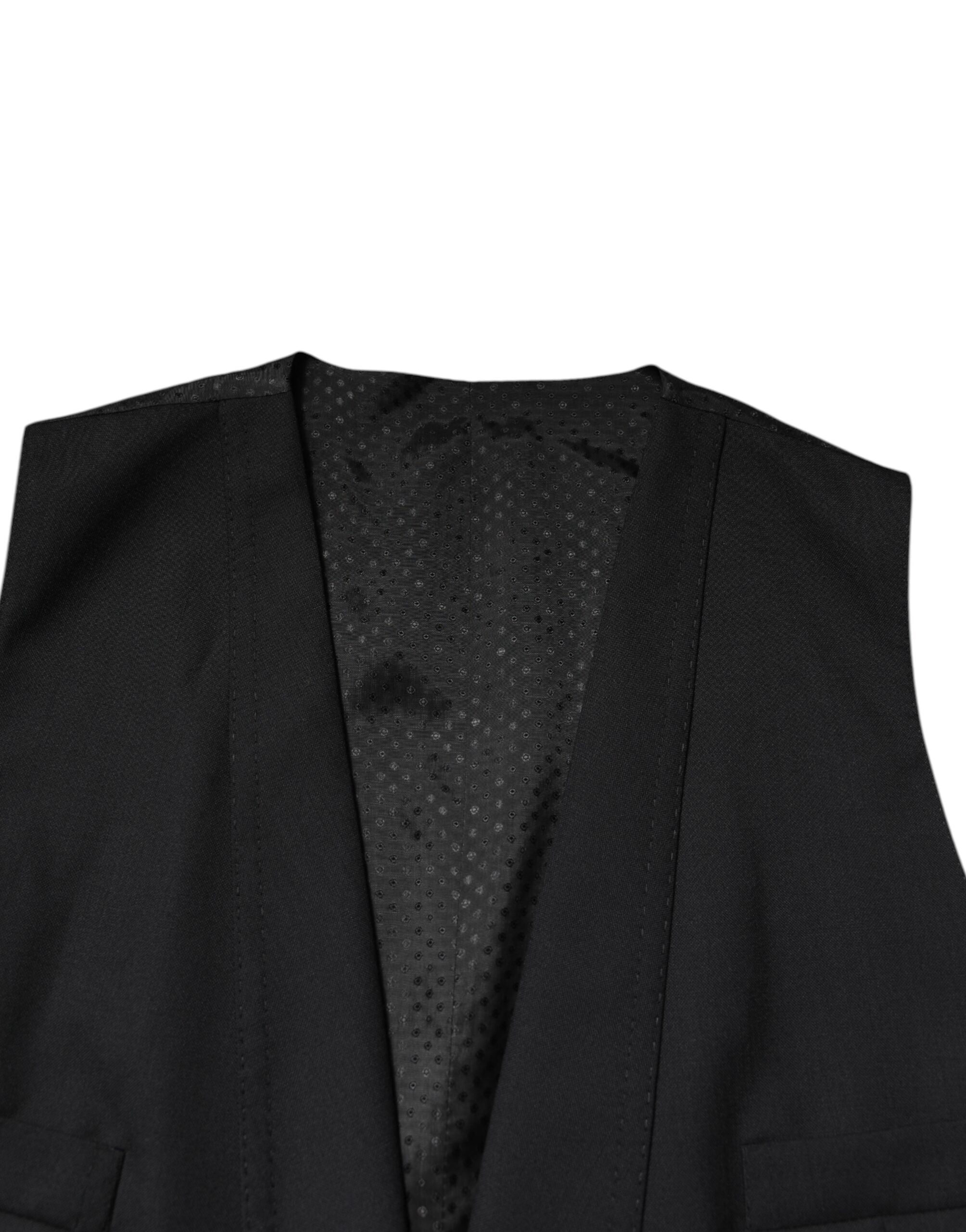 Veste de costume noire à un seul bouton avec gilet assorti de la marque Dolce & Gabbana, élégante et formelle.