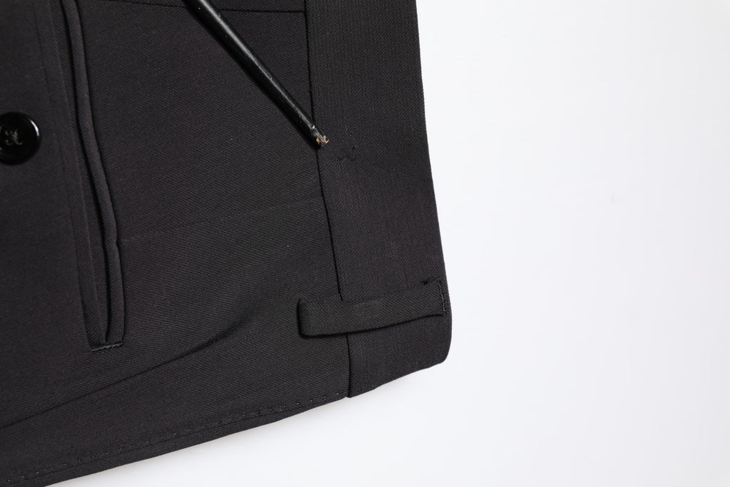Costume homme Dolce & Gabbana en coton noir à deux pièces, veste croisée simple boutonnage et pantalon assorti, élégance classique.