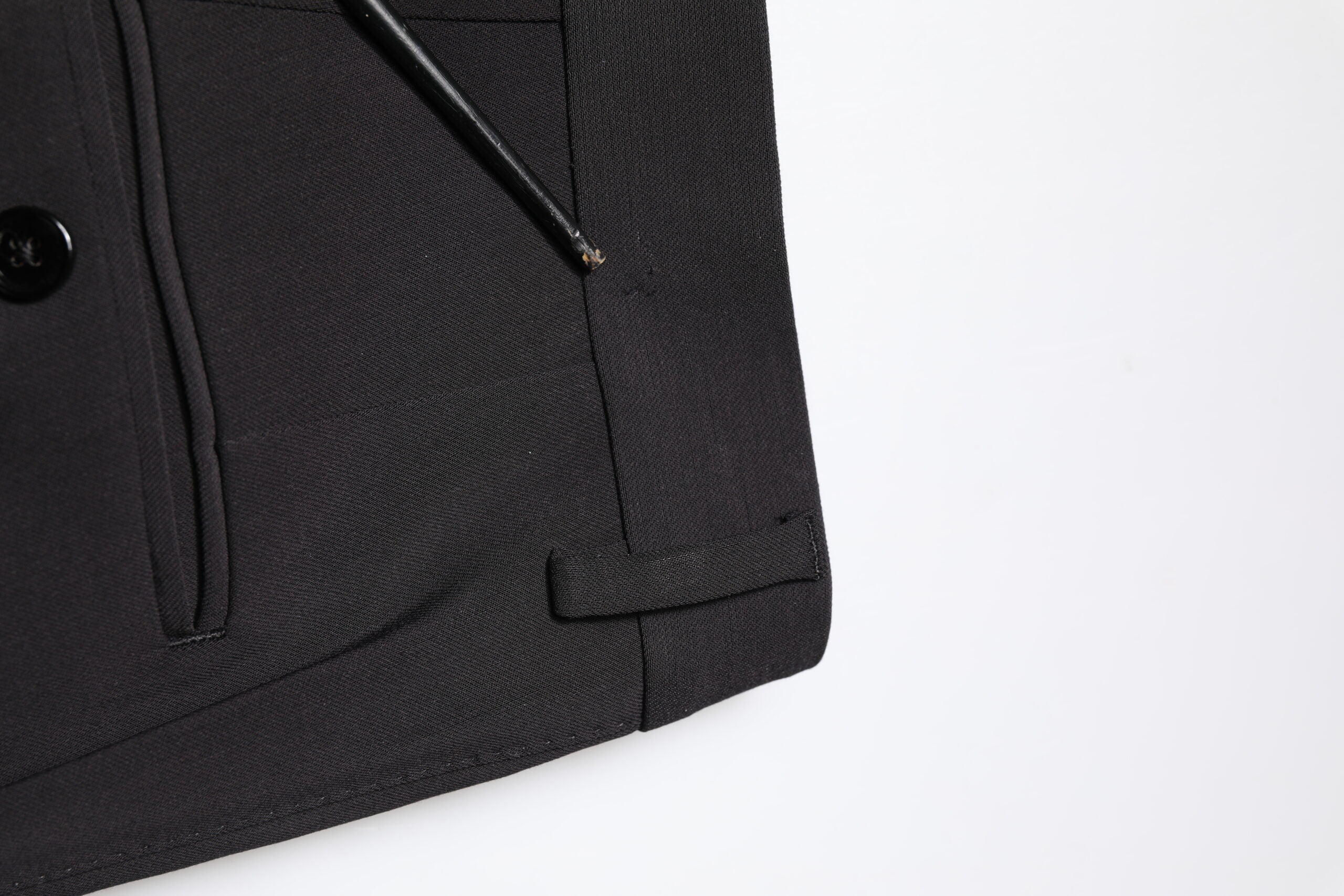 Costume homme Dolce & Gabbana en coton noir à deux pièces, veste croisée simple boutonnage et pantalon assorti, élégance classique.