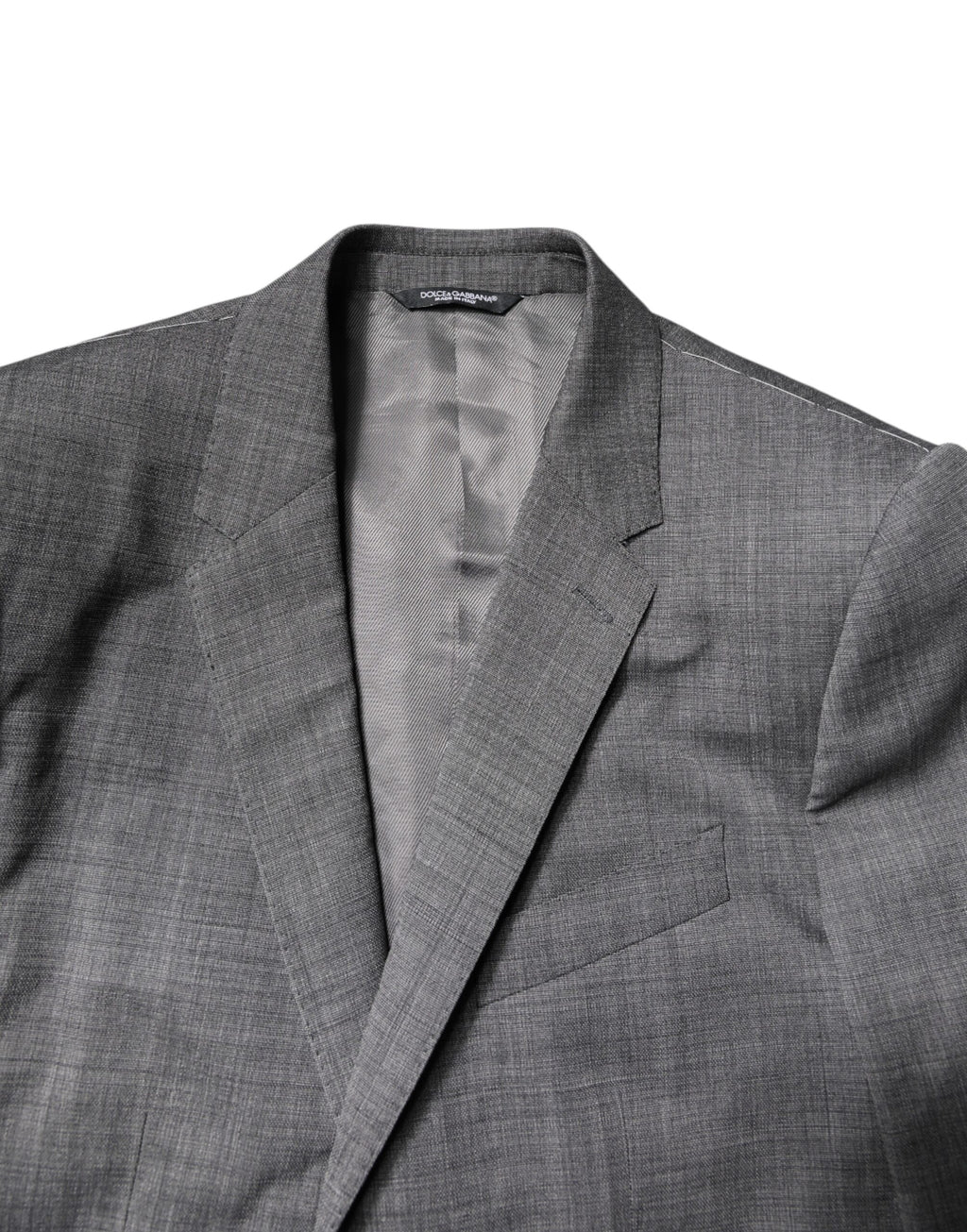 Costume deux pièces en laine grise Dolce & Gabbana, veste croisée à un bouton et pantalon assorti, élégant et classique.