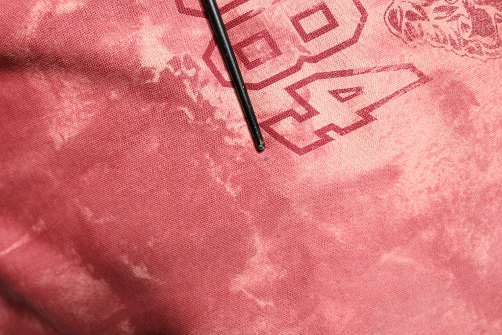 Sweat à capuche rose Dolce & Gabbana DG MILANO avec logo, en coton doux, porté sur un mannequin.
