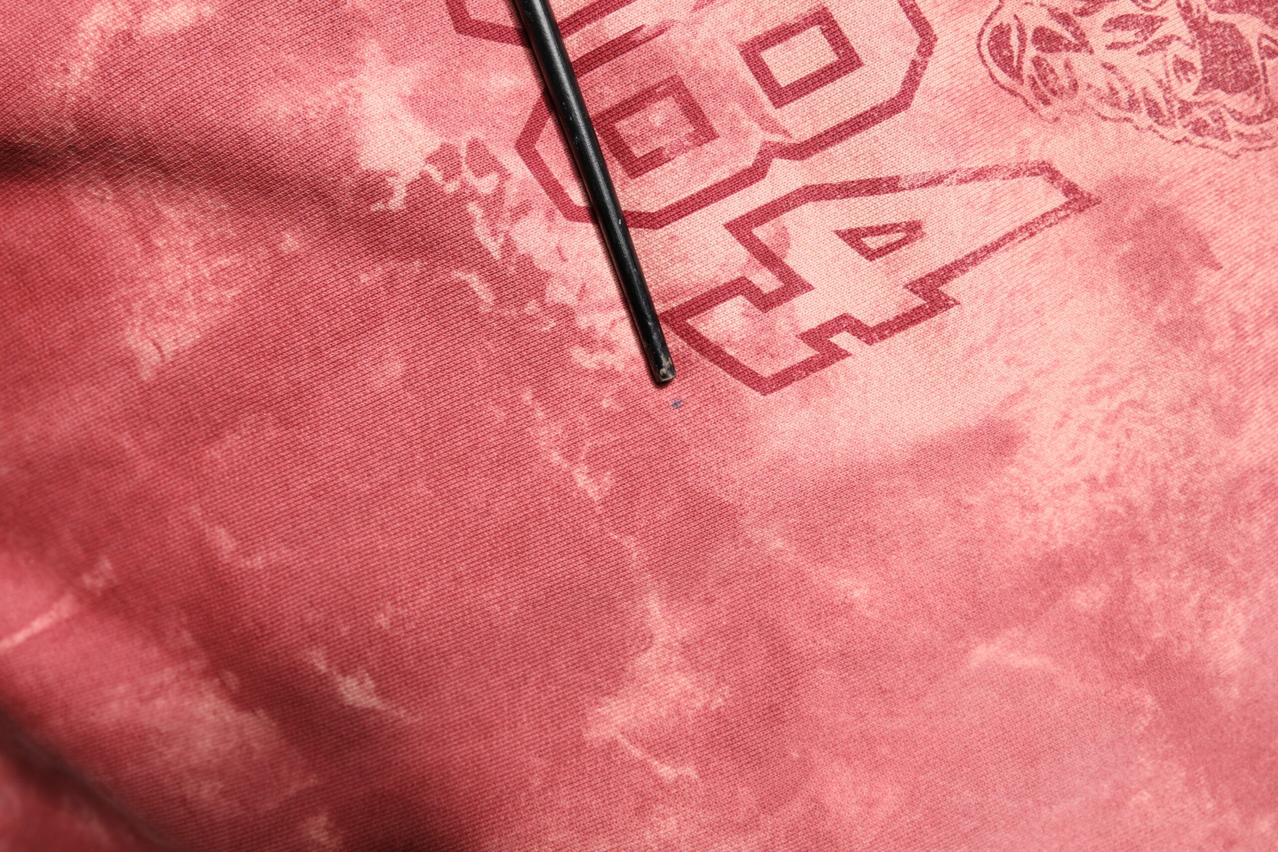 Sweat à capuche rose Dolce & Gabbana DG MILANO avec logo, en coton doux, porté sur un mannequin.