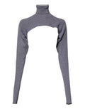 Pull à col roulé gris en laine Dolce & Gabbana, coupe courte, texture tricotée, porté décontracté.