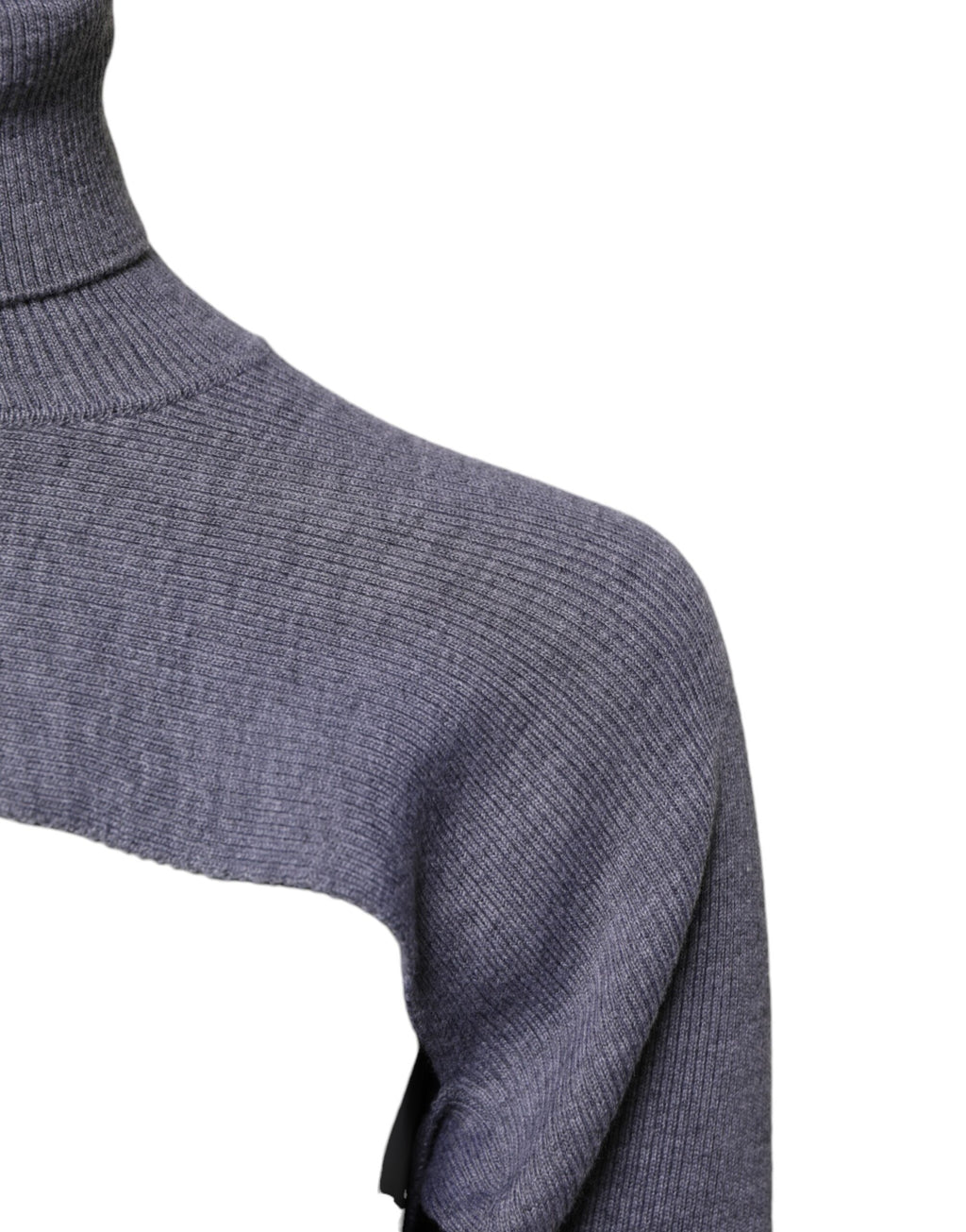 Pull en laine gris Dolce & Gabbana à col roulé, coupe cropped, porté sur un mannequin.