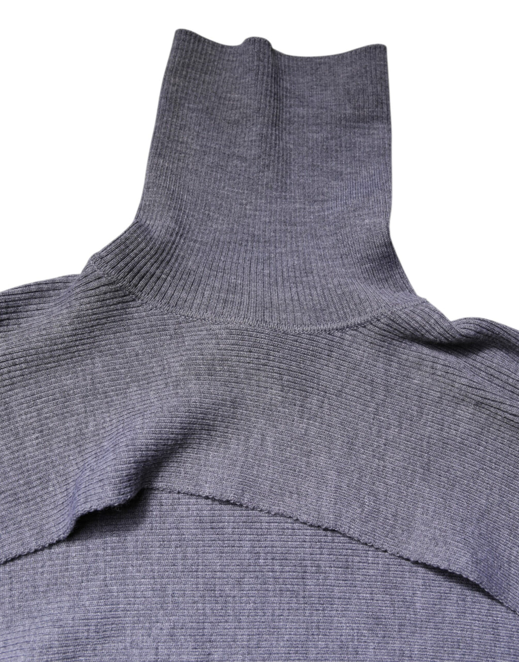 Pull en laine gris Dolce & Gabbana à col roulé, coupe cropped, porté sur une mannequin.