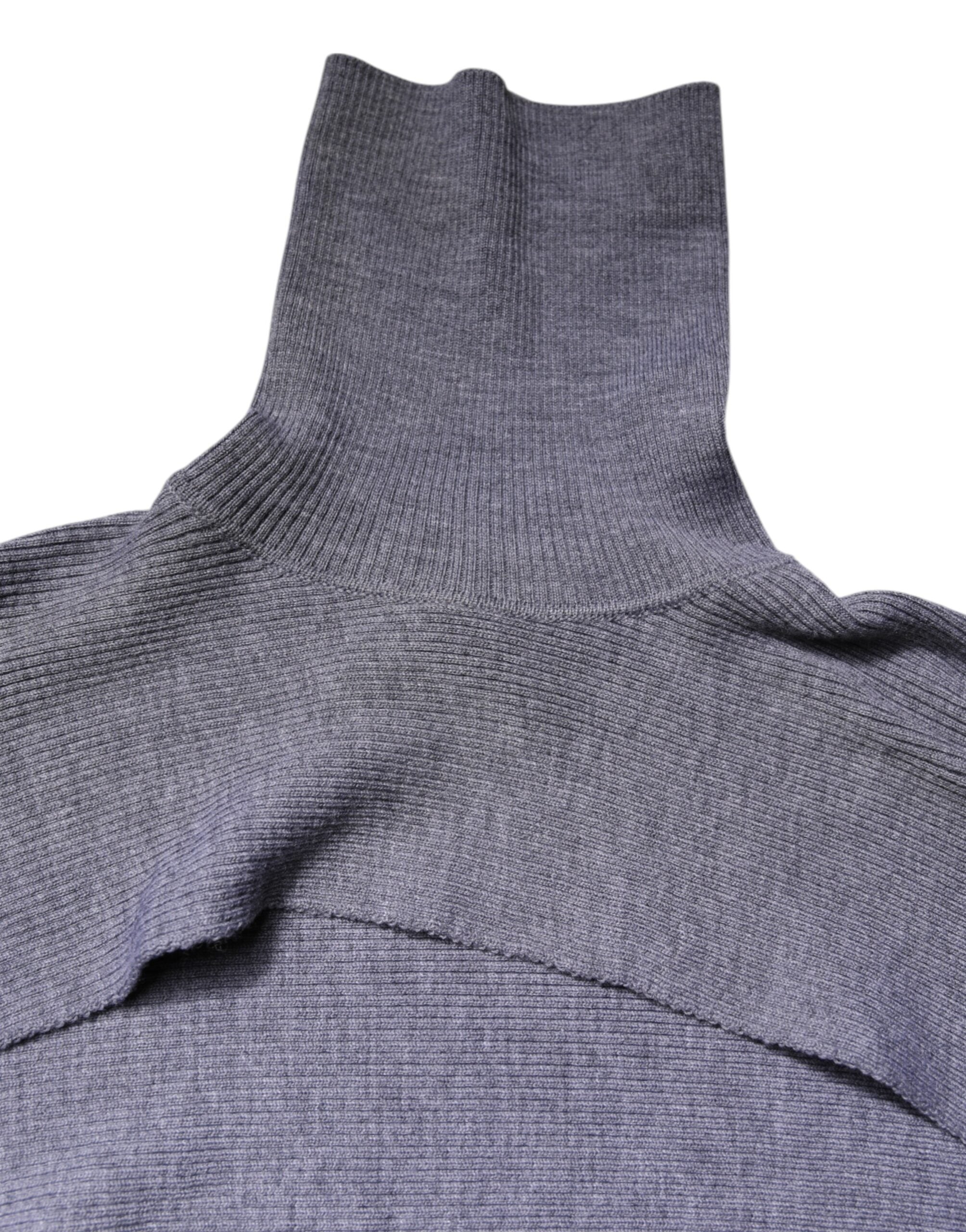 Pull en laine gris Dolce & Gabbana à col roulé, coupe cropped, porté sur une mannequin.