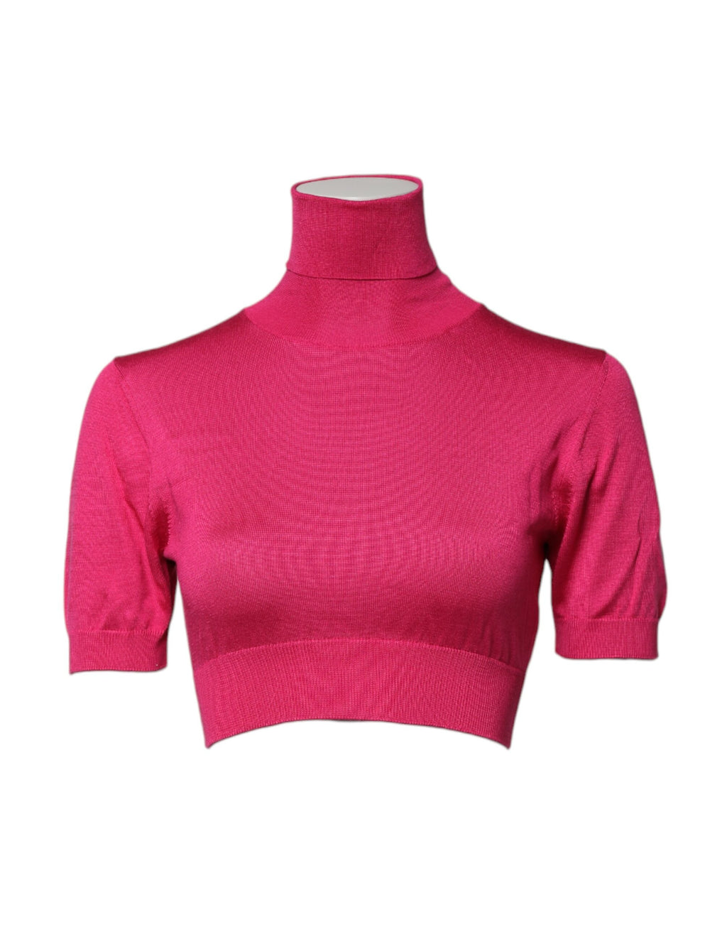 Top court en soie rose Dolce & Gabbana à col roulé tricoté, coupe courte et élégante, porté sur un mannequin.