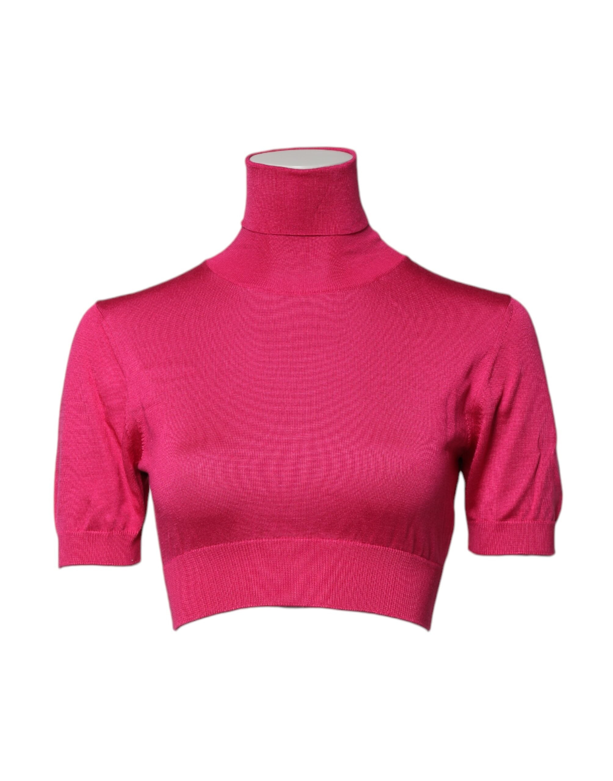 Top court en soie rose Dolce & Gabbana à col roulé tricoté, coupe courte et élégante, porté sur un mannequin.