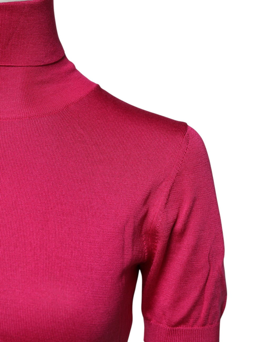 Haut court en soie rose à col roulé tricoté de Dolce & Gabbana, vue de face, détail du tissu et de la coupe.