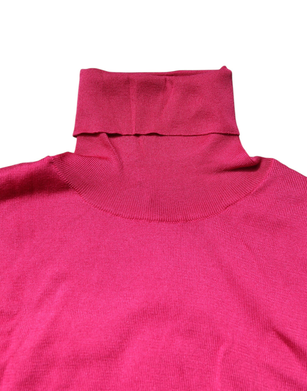 Pull croptop en soie rose Dolce & Gabbana, turtleneck tricoté, détail élégant, porté sur un mannequin.