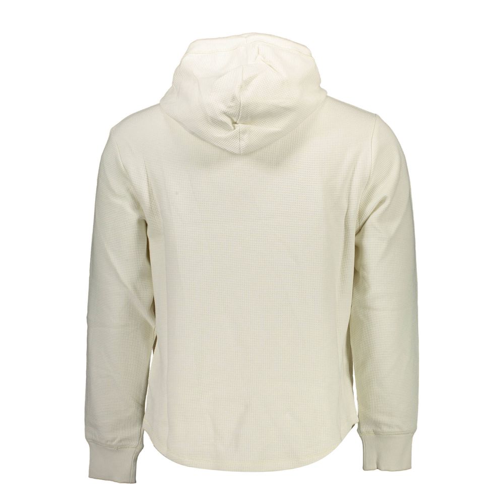 Pull homme en coton blanc de Calvin Klein, modèle classique avec col rond et manches longues, porté sur un fond neutre.