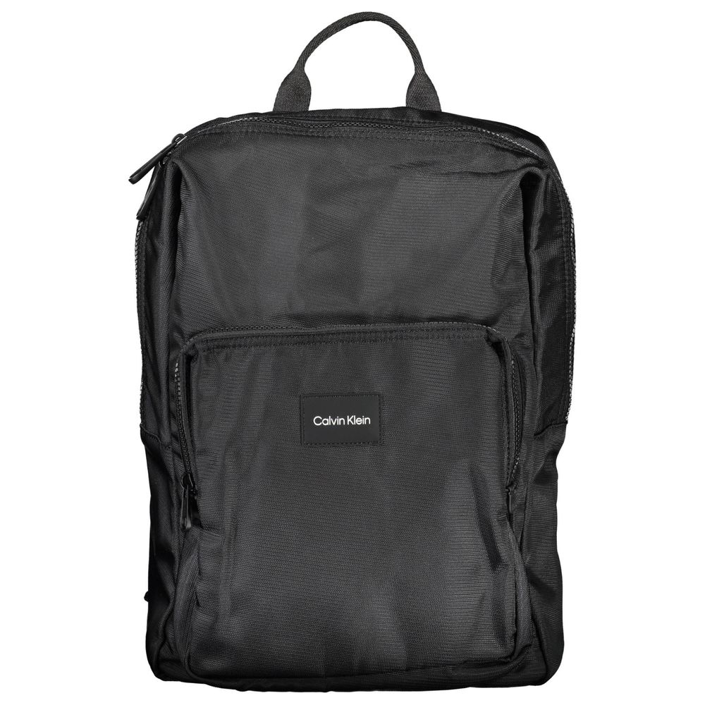 Sac à dos homme Calvin Klein en polyester noir, avec poches et bandoulière réglable, pour un style pratique et tendance.
