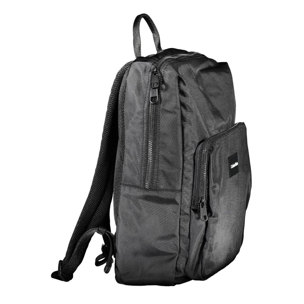 Sac à dos pour homme Calvin Klein en polyester noir, avec compartiments et logo visible sur le devant.