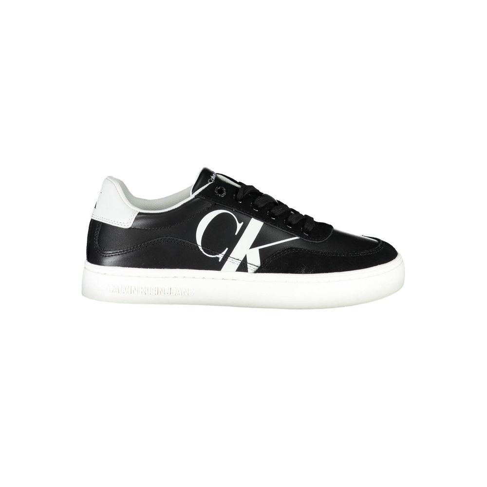 Chaussures de sneakers en cuir noir pour femmes de la marque Calvin Klein, vue de côté avec détails de la semelle blanche.