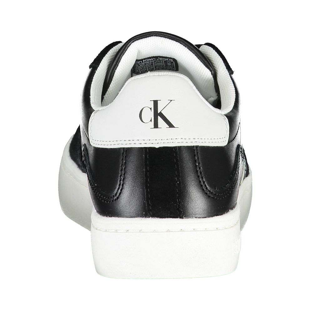 Chaussures sneakers pour femmes Calvin Klein en cuir noir, vue de face, avec design moderne et semelle blanche.