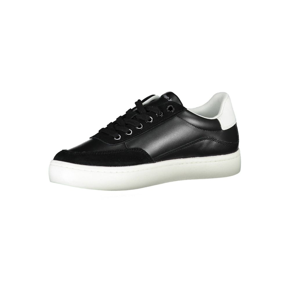 Chaussures femmes en cuir noir de Calvin Klein, sneakers élégants avec semelle blanche, vue de côté.