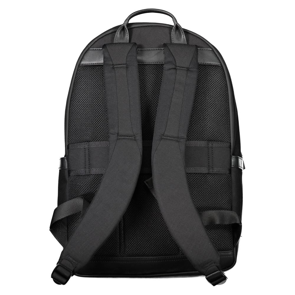 Sac à dos noir en nylon pour homme de Tommy Hilfiger, avec poches et logo visible.