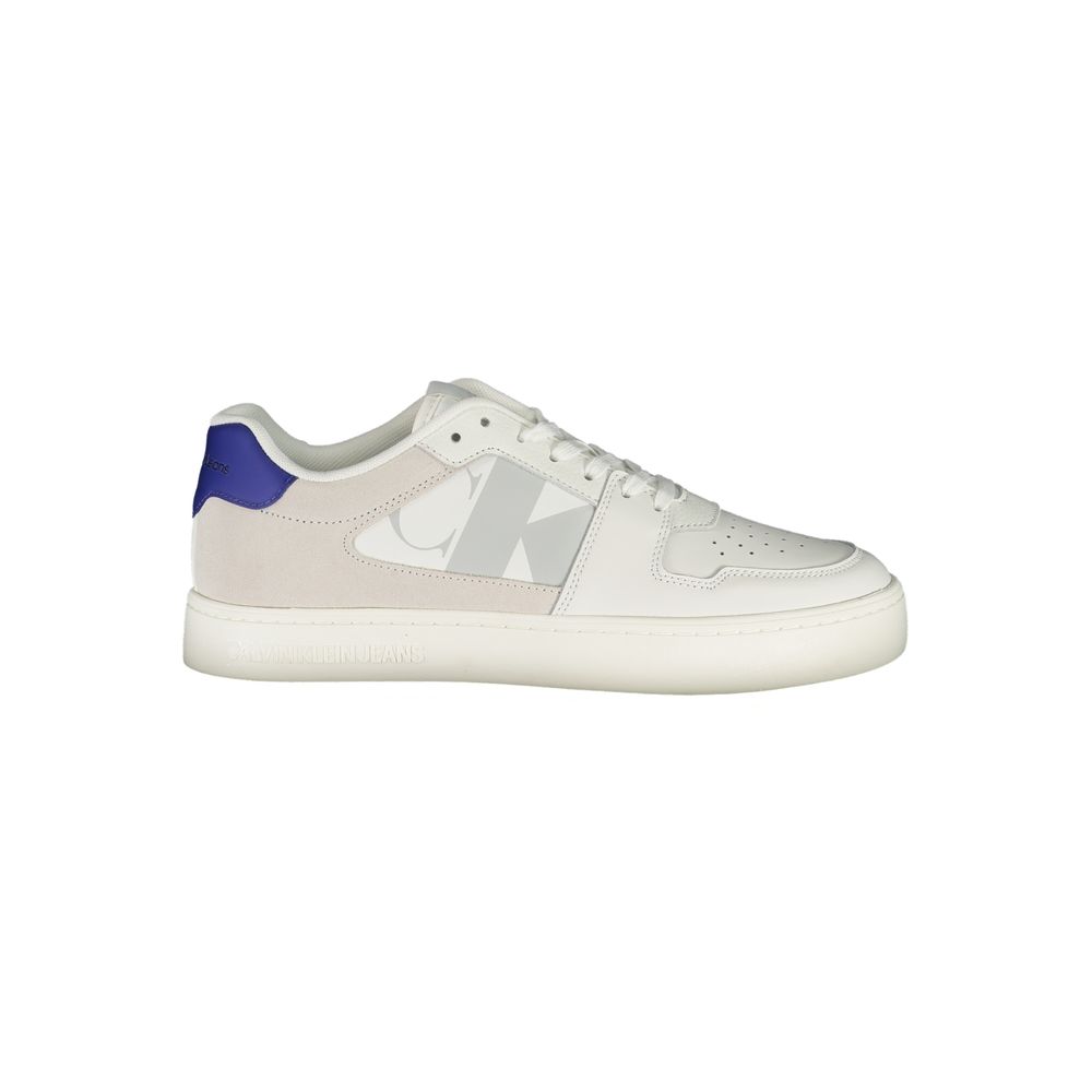 Sneakers hommes en polyuréthane blanc de Calvin Klein, design moderne et confortable, vue de face sur fond blanc.
