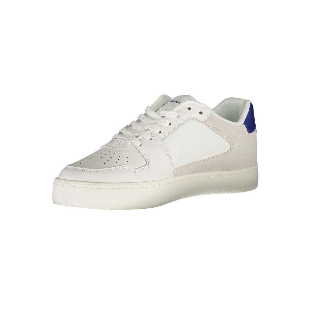 Chaussure sneaker blanche pour homme de Calvin Klein en polyurethane, vue de côté, avec semelle blanche et design épuré.