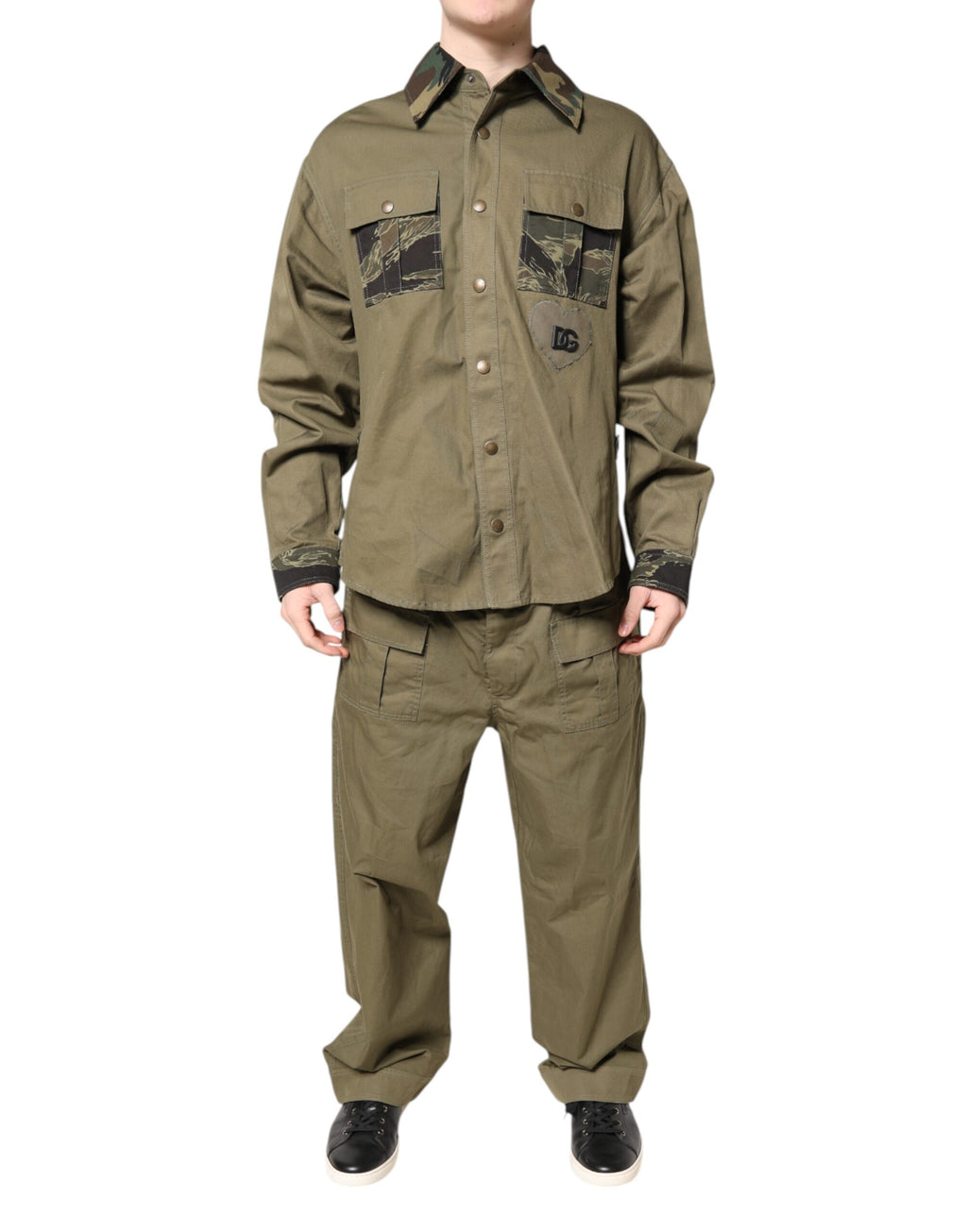 Ensemble décontracté Dolce & Gabbana en coton marron avec chemise et pantalon stretch, style casual élégant et confortable.