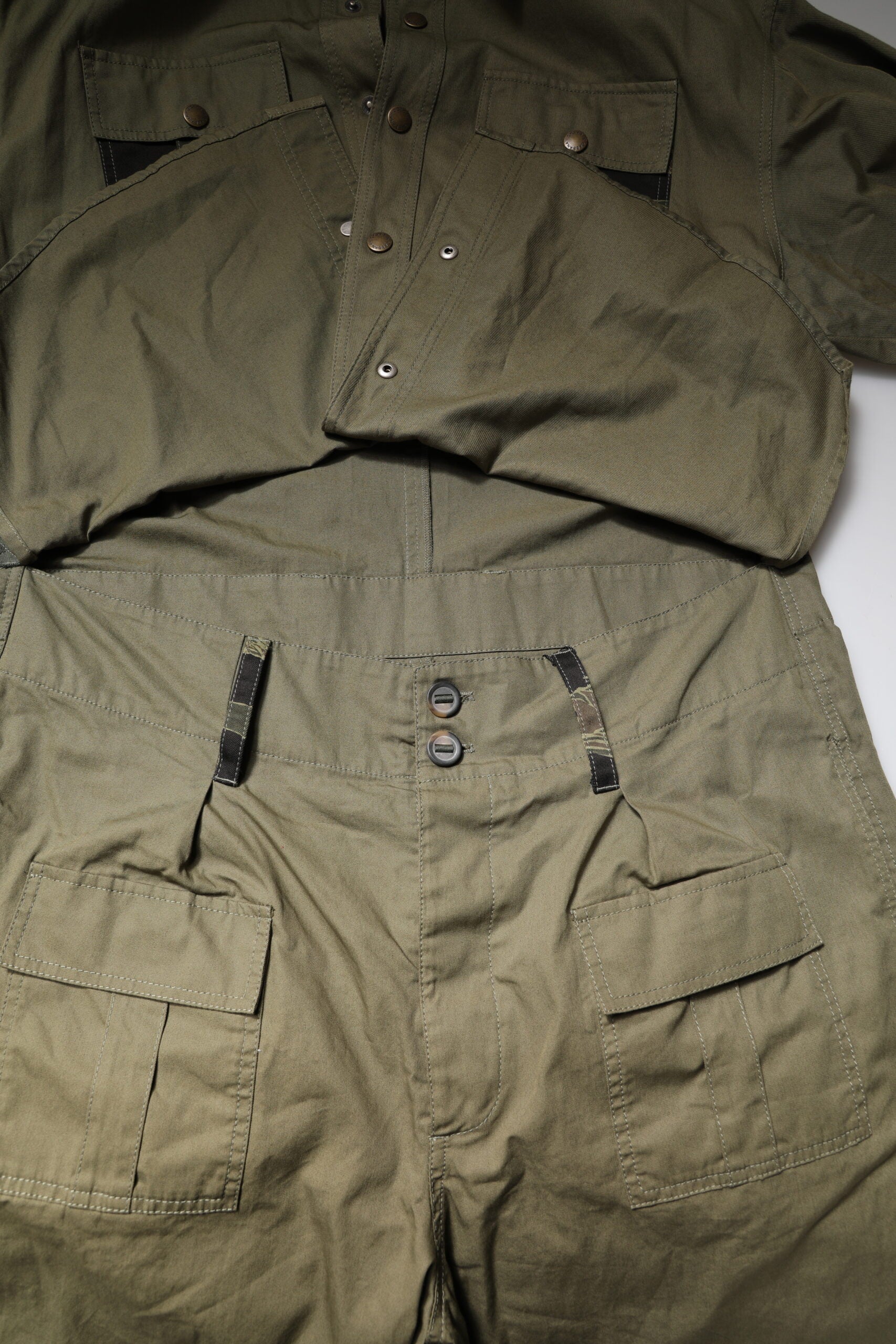 Ensemble casual Dolce & Gabbana en coton marron, comprenant une chemise et un pantalon stretch pour un look élégant.