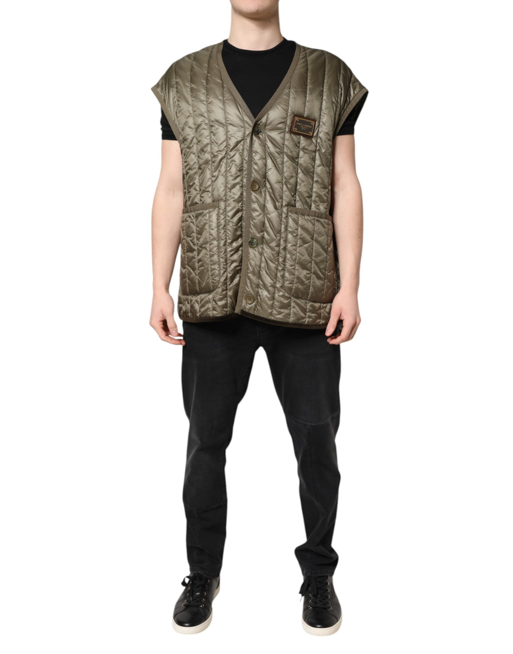 Gilet matelassé marron Dolce & Gabbana avec plaque logo, design élégant et détails quiltés visibles sur l'image.