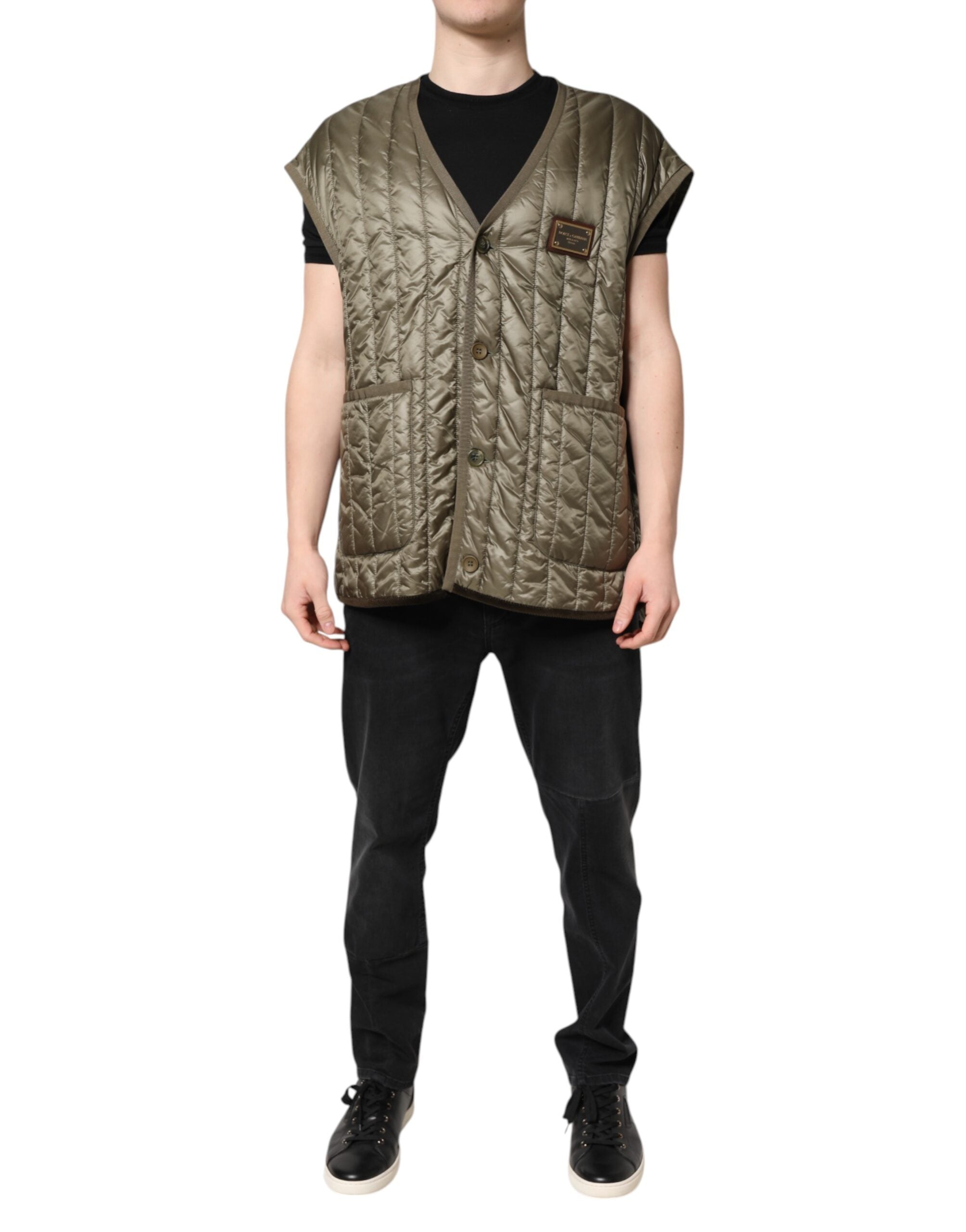 Gilet matelassé marron Dolce & Gabbana avec plaque logo, design élégant et détails quiltés visibles sur l'image.
