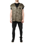 Gilet matelassé marron avec plaque logo Dolce & Gabbana, veste élégante avec motif quilté et détails de marque.