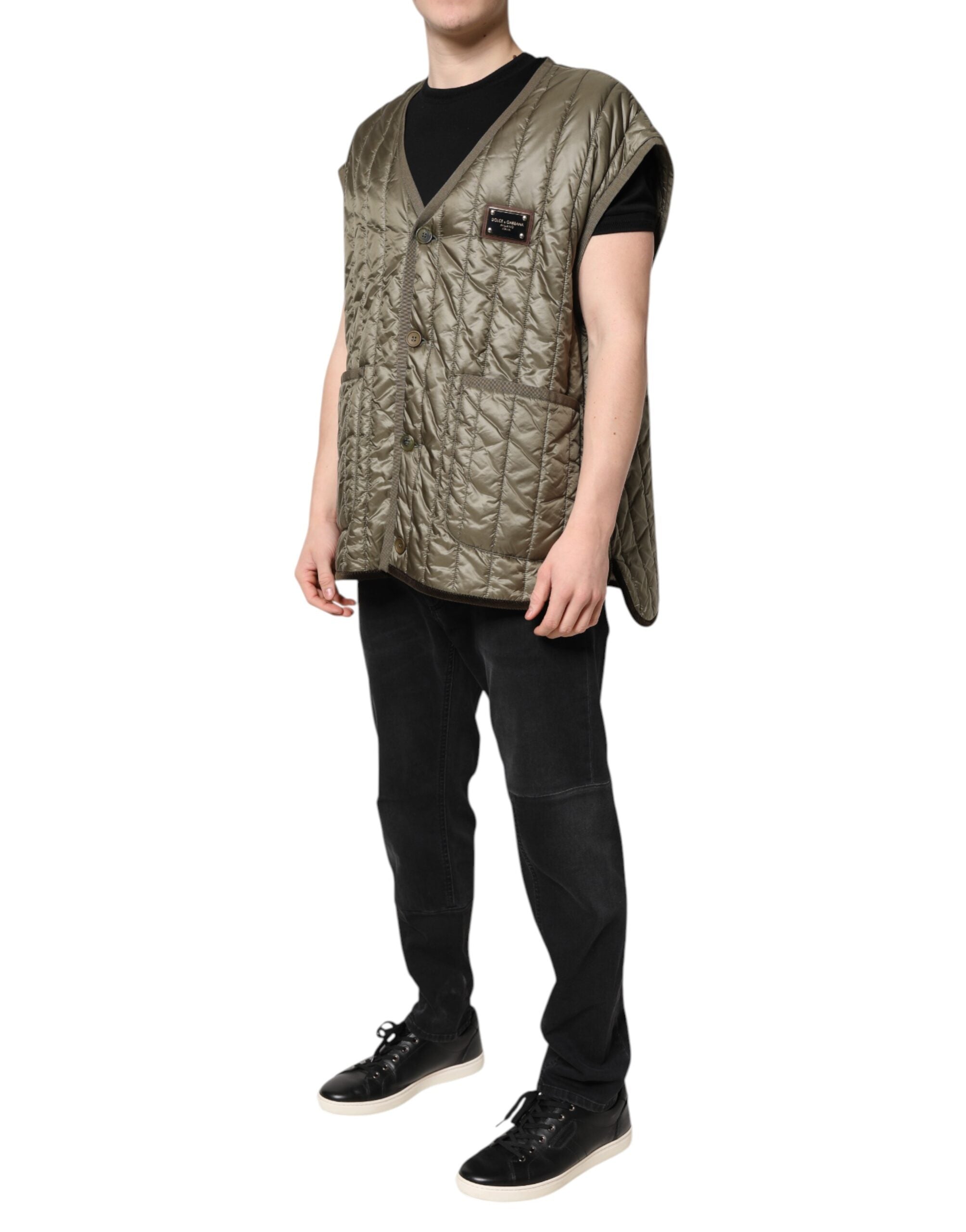 Veste matelassée marron Dolce & Gabbana avec plaque logo, style chic et élégant, visible détails de couture et design sophistiqué.
