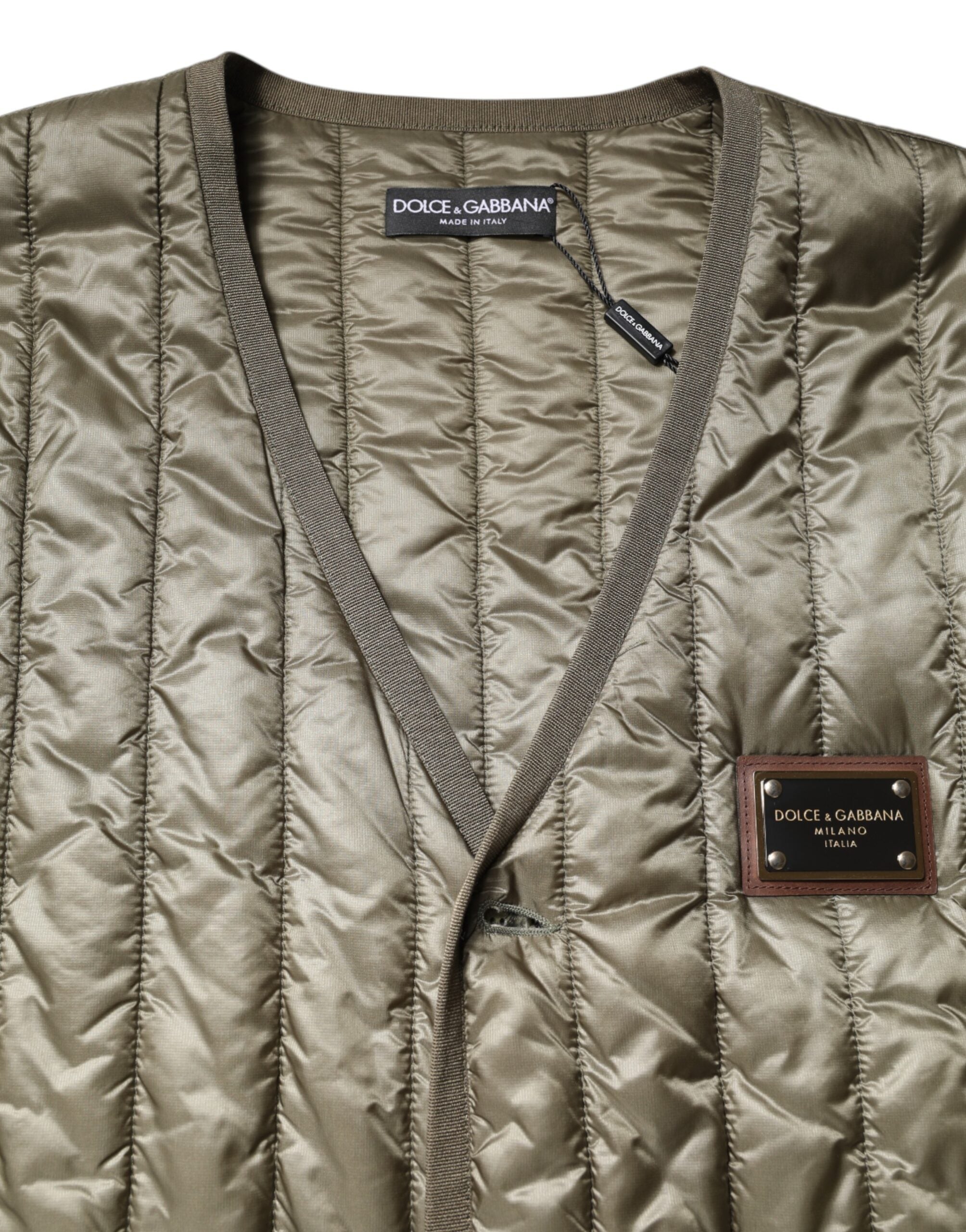 Gilet matelassé marron Dolce & Gabbana avec plaque logo, design élégant et tendance, détails visibles sur la veste.
