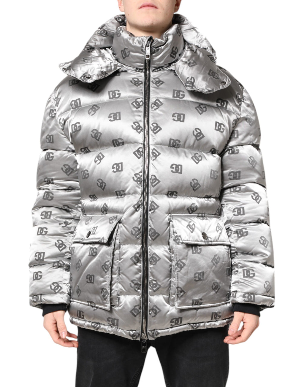 Veste matelassée à capuche Dolce & Gabbana avec logo argenté et fermeture éclair complète, style élégant et moderne.