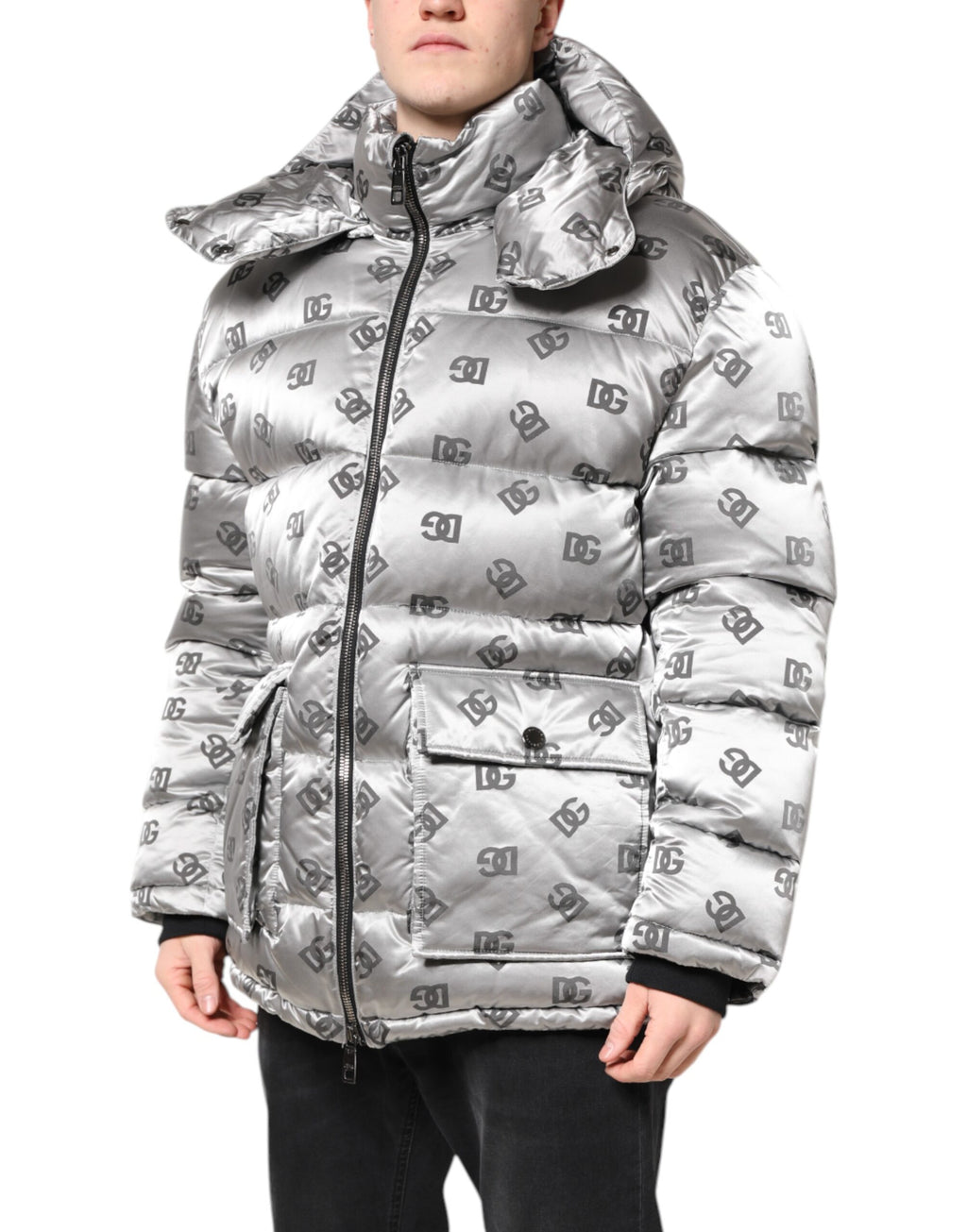 Veste matelassée à capuche avec fermeture éclair pleine longueur, logo argenté Dolce & Gabbana, style moderne et élégant.