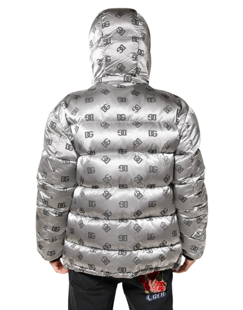 Veste matelassée avec capuche Dolce & Gabbana, zip intégral, logo argenté sur la poitrine, tenue élégante et chaude.
