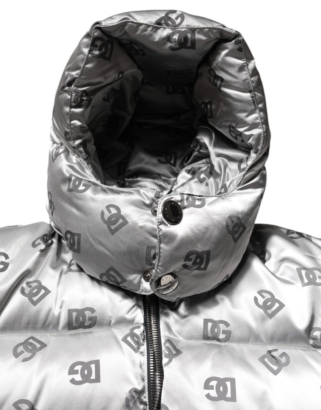 Veste matelassée à capuche Dolce & Gabbana, zip intégral, logo argenté, design élégant et chaud, vue de face.