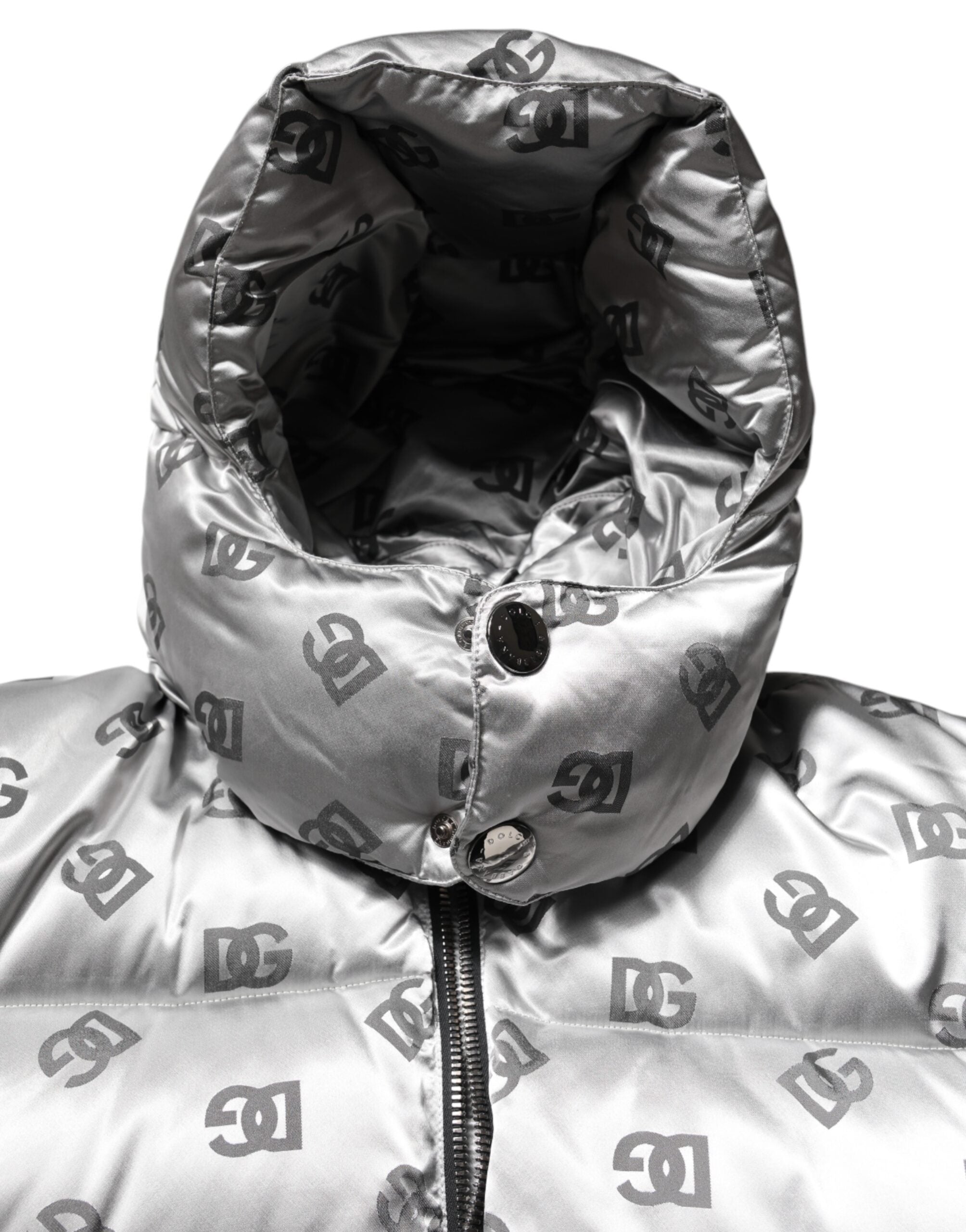 Veste matelassée à capuche Dolce & Gabbana, zip intégral, logo argenté, design élégant et chaud, vue de face.