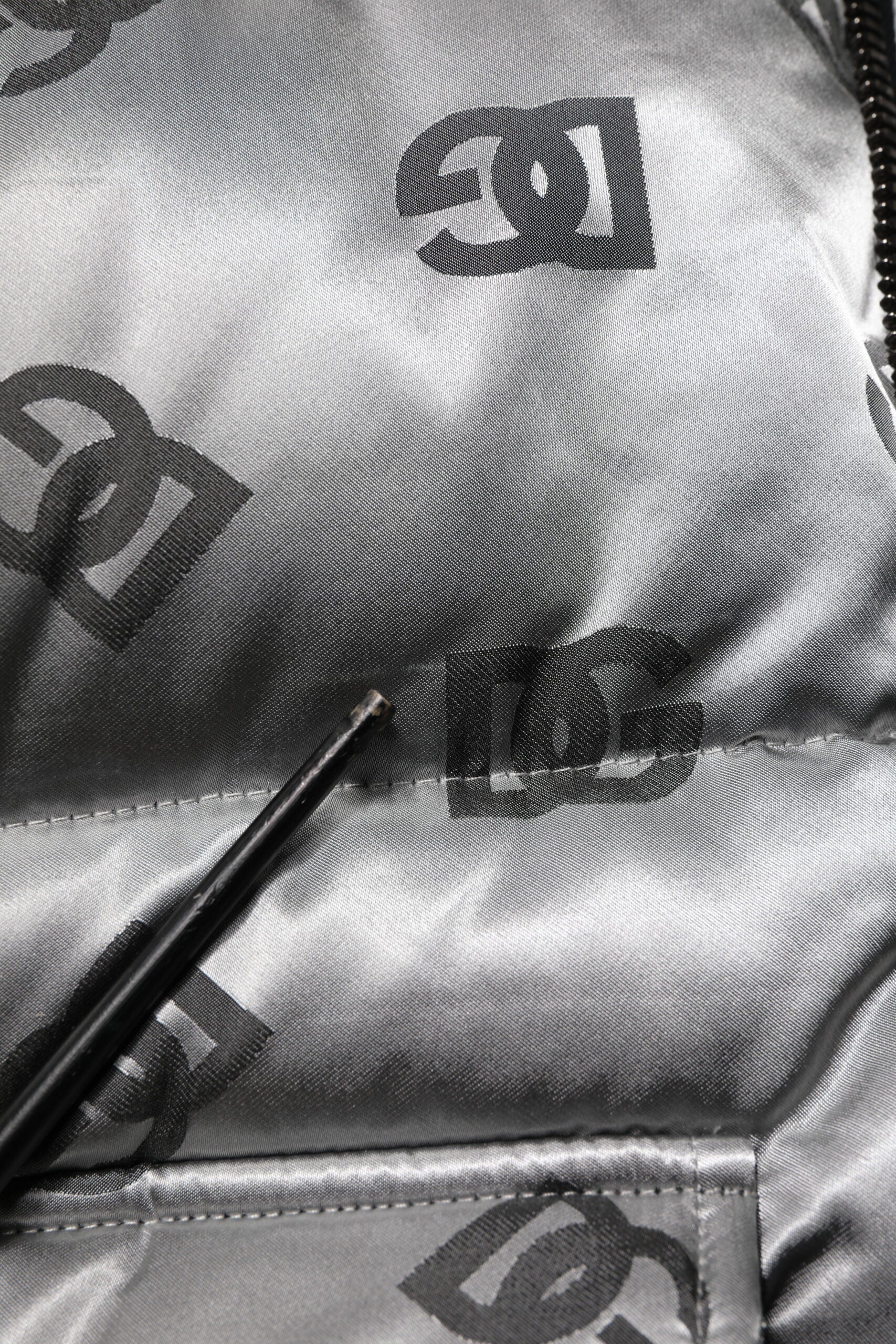 Veste rembourrée à capuche Dolce & Gabbana argentée avec logo complet, fermeture éclair et design quilté.