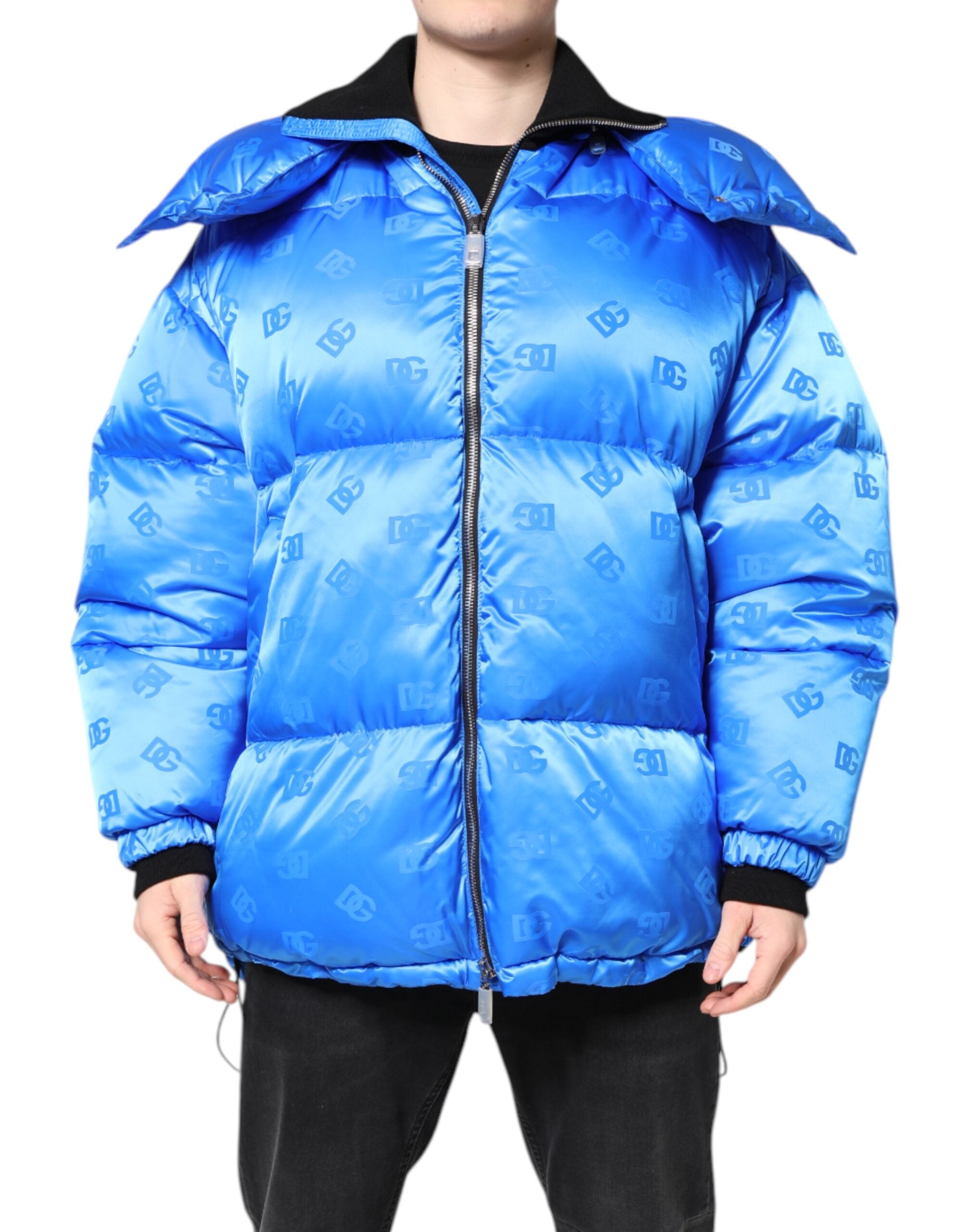 Veste matelassée à capuche Dolce & Gabbana bleu avec logo en zip complet, détails élégants et design moderne.