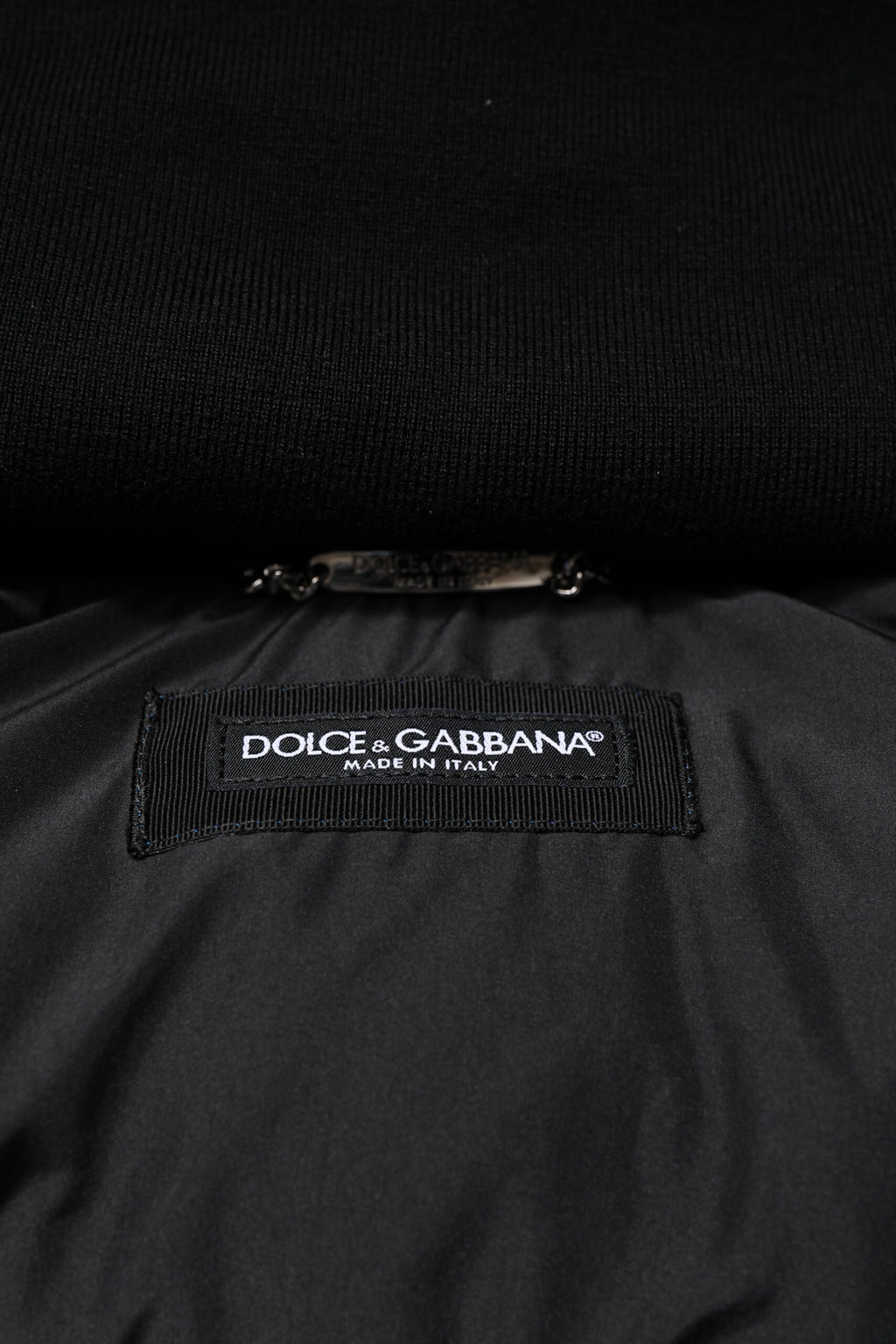 Veste matelassée à capuche Dolce & Gabbana bleu avec logo, fermeture éclair complète, style décontracté et moderne.